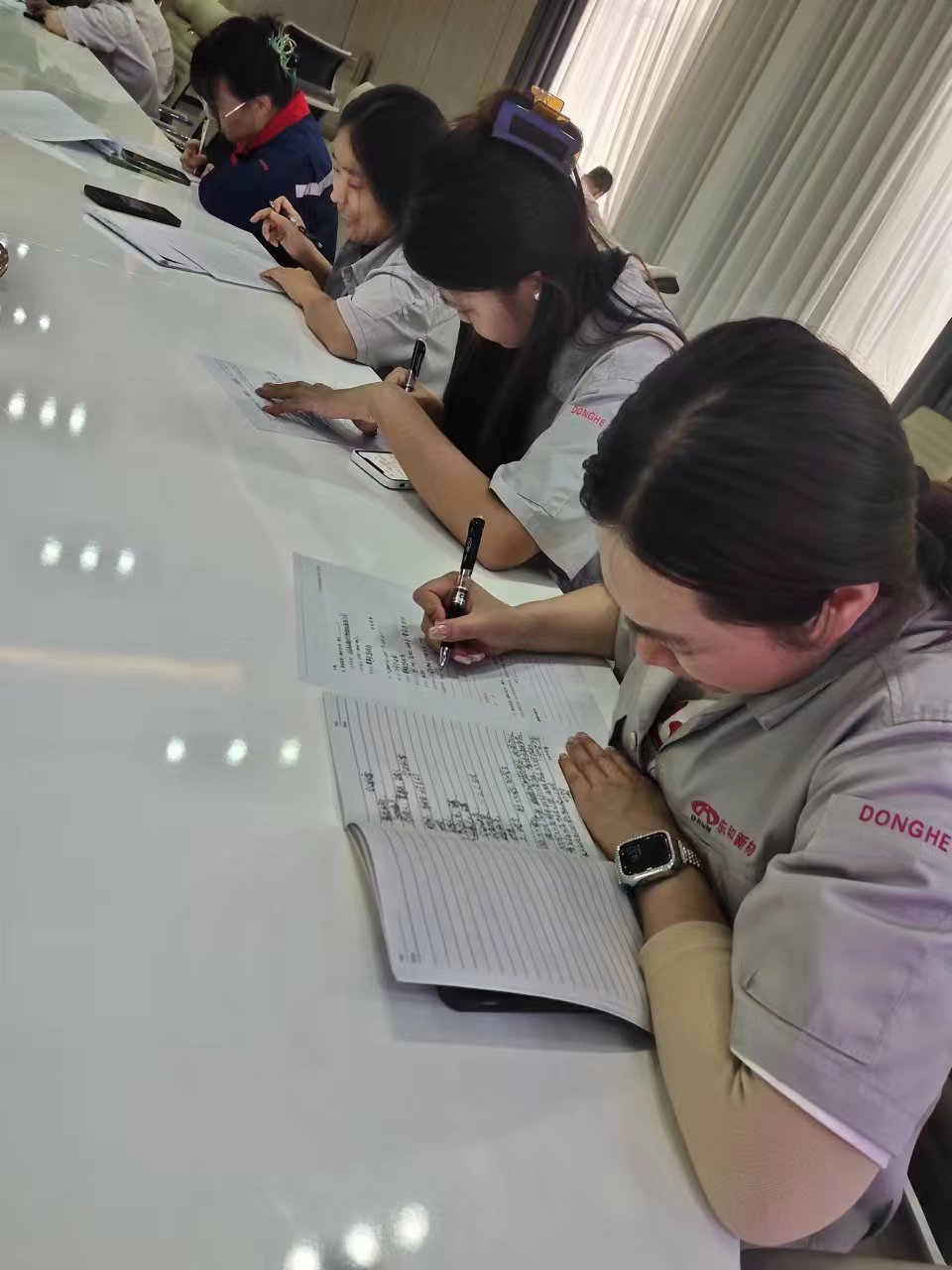 6、現(xiàn)場(chǎng)測(cè)評(píng)環(huán)節(jié)參訓(xùn)人員認(rèn)真答卷.jpg
